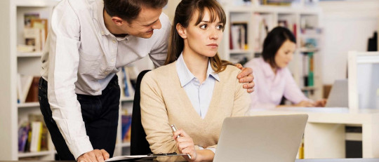 Acoso a una mujer en el trabajo
