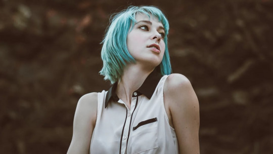 Chica de pelo azul.