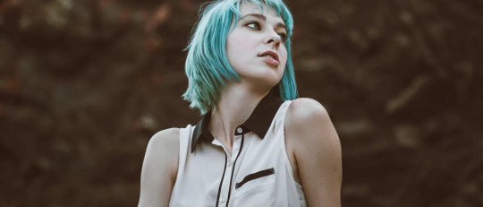 Chica de pelo azul.