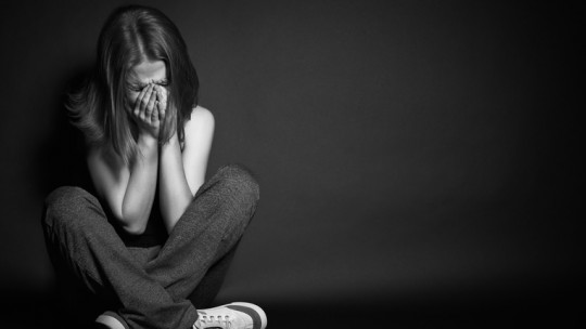 Adolescente llorando.