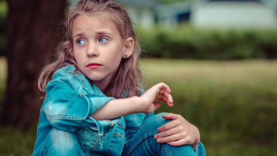 Niña triste.