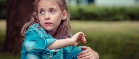 Niña triste.