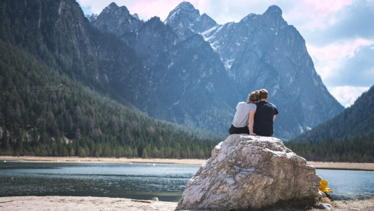 pareja en paisaje