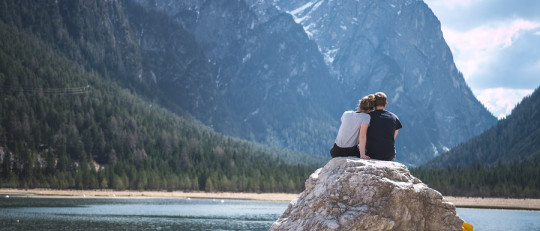 pareja en paisaje