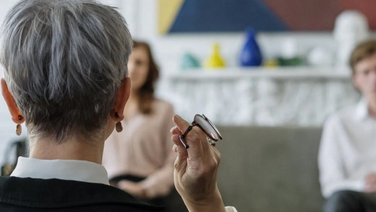 Estrategias para abordar la infidelidad en terapia de pareja
