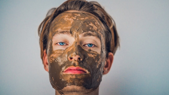 Hombre con la cara embadurnada en chocolate.