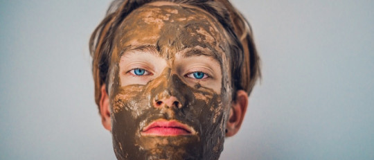 Hombre con la cara embadurnada en chocolate.