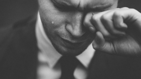 Hombre llorando.
