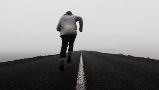 Hombre corriendo en la niebla.
