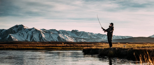 Hombre pescando.