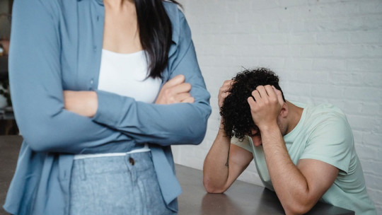 ¿Qué causas llevan a los hombres a soportar el maltrato?