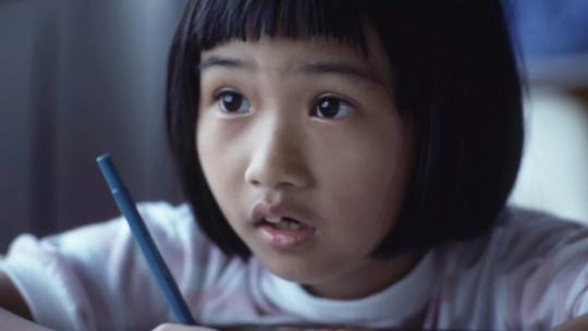 Niña pequeña escribiendo.