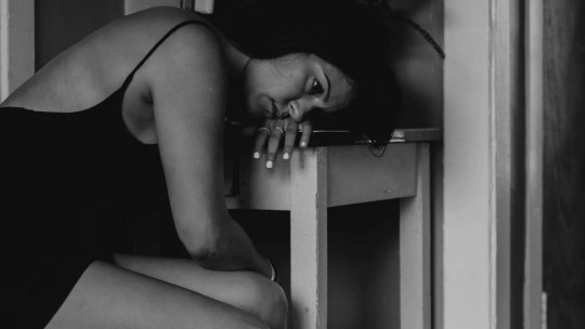 Mujer triste en su casa.