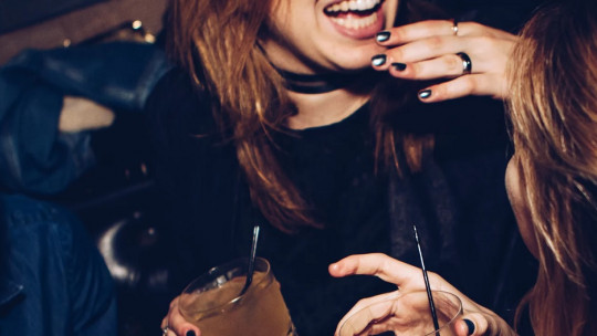 Mujeres bebiendo alcohol.
