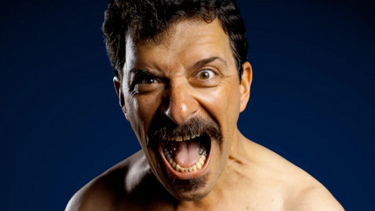 Hombre furioso.