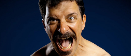 Hombre furioso.