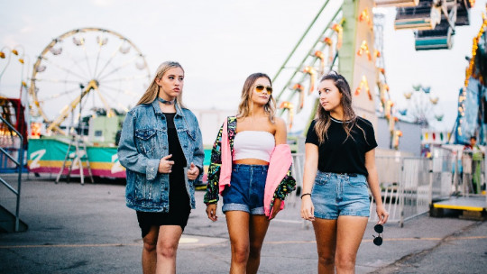 chicas caminando
