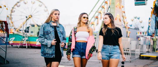 chicas caminando