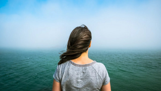 Mujer frente al mar.
