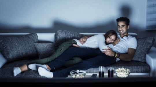 Pareja viendo la televisión.