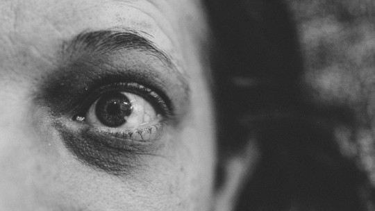 Mujer con miedo.