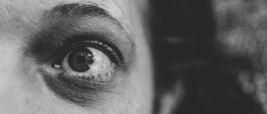 Mujer con miedo.