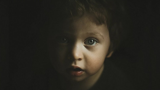 Niño en la oscuridad.