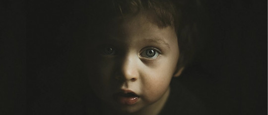 Niño en la oscuridad.