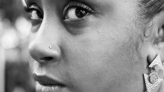 Mujer en blanco y negro.