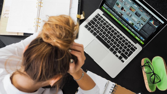 ¿Cómo manejar el estrés laboral en tu trayectoria profesional?