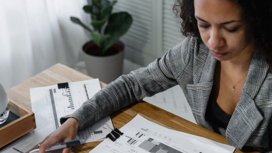 ¿Cuál es la relación entre el perfeccionismo y la ansiedad en el trabajo?