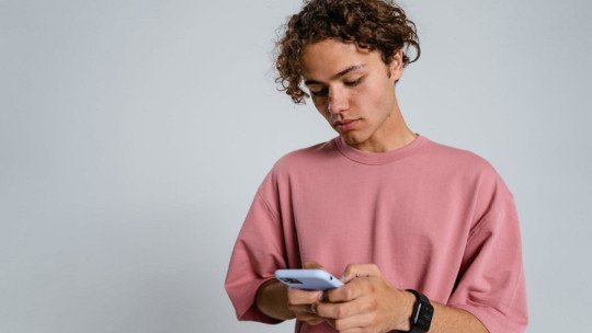 ¿Deben los padres revisar el móvil de sus hijos?
