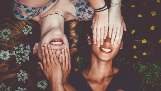 Amigas riendo.