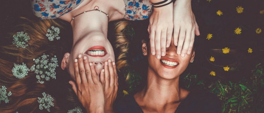 Amigas riendo.