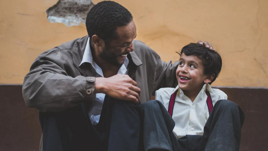 Padre e hijo en la calle.