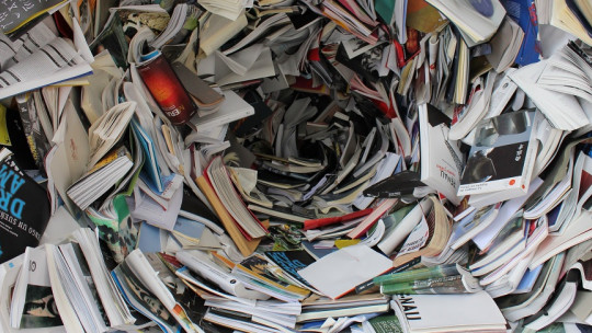 Libros desordenados.