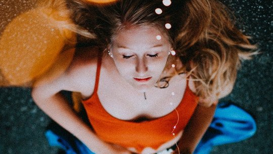 ¿Por qué veo colores al cerrar los ojos?