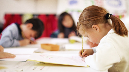 Niños en clase de escuela.