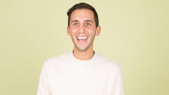 Hombre sonriendo.