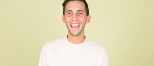 Hombre sonriendo.