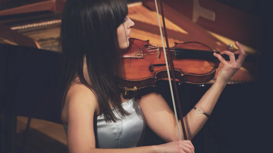 Mujer tocando el violín.