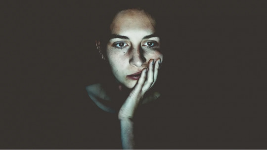 Mujer triste y sola.