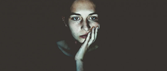 Mujer triste y sola.