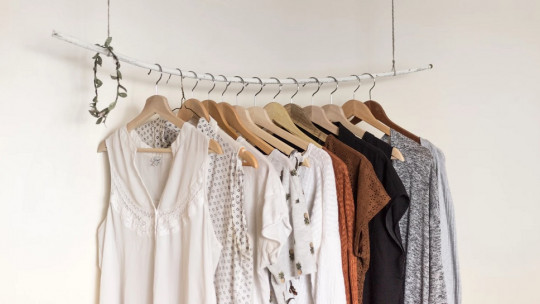 Percheros con ropa.