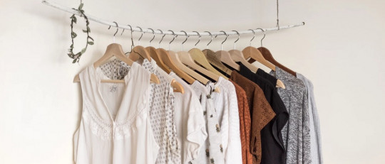 Percheros con ropa.