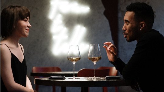 Cómo las relaciones 'casi-algo' te anclan en el arrepentimiento