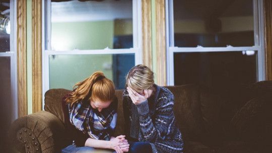 Mujeres llorando juntas.