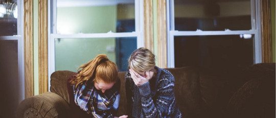 Mujeres llorando juntas.