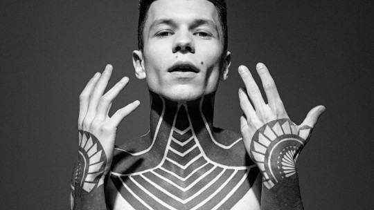 Hombre joven con tatuajes.