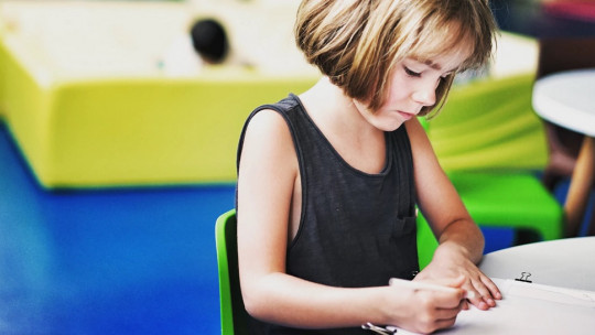 Niña escribiendo.